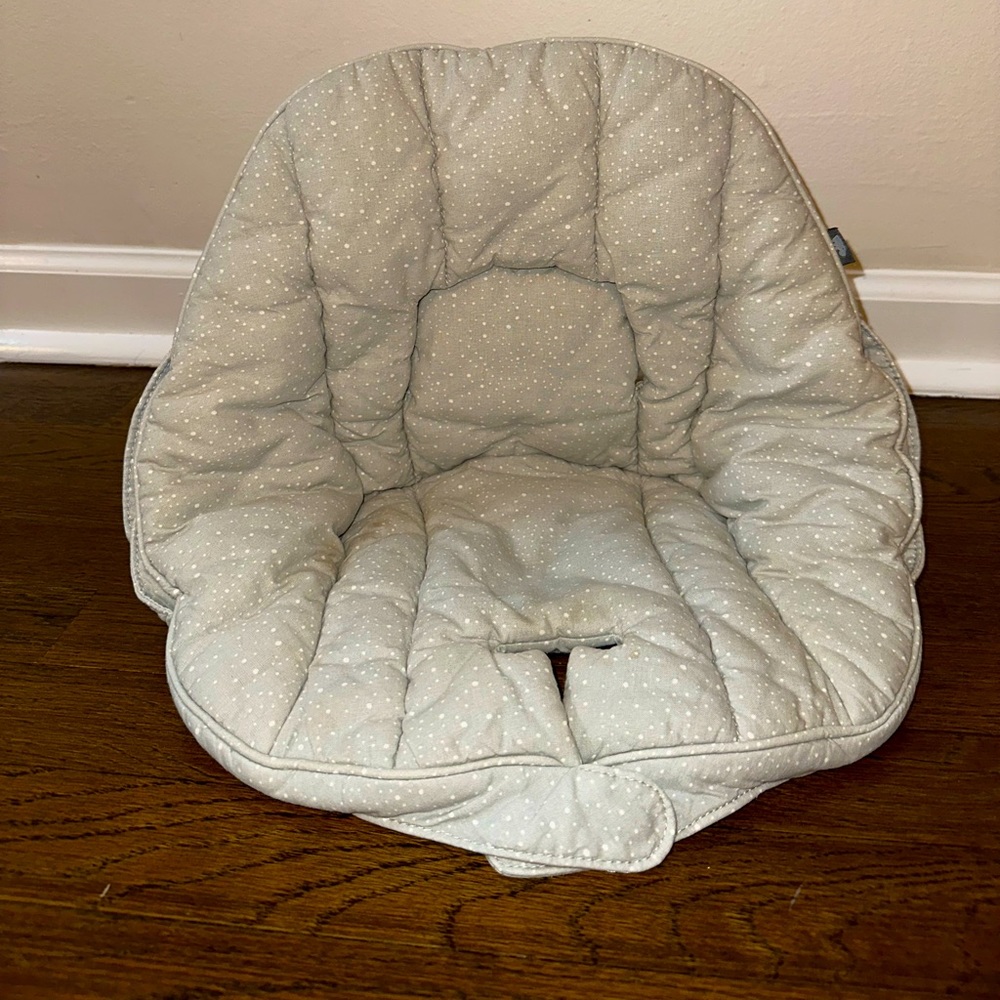 Lalo 100% Cotton High Chair Cushion. Lightly used. Grey with white dots.